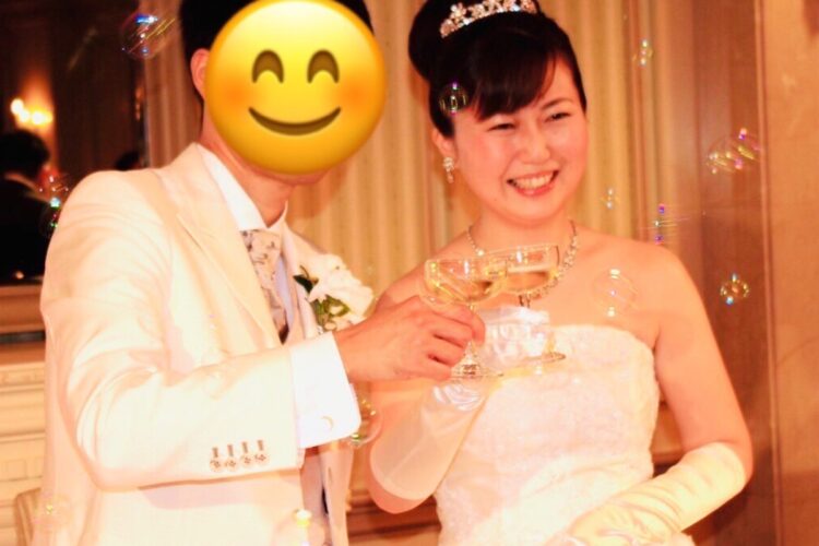 結婚式で乾杯する新郎新婦