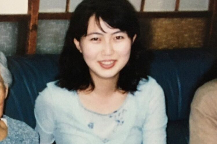 微笑む若い女性