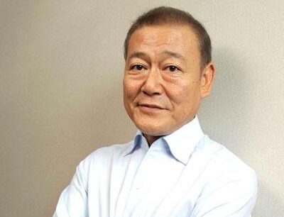男性の上半身写真