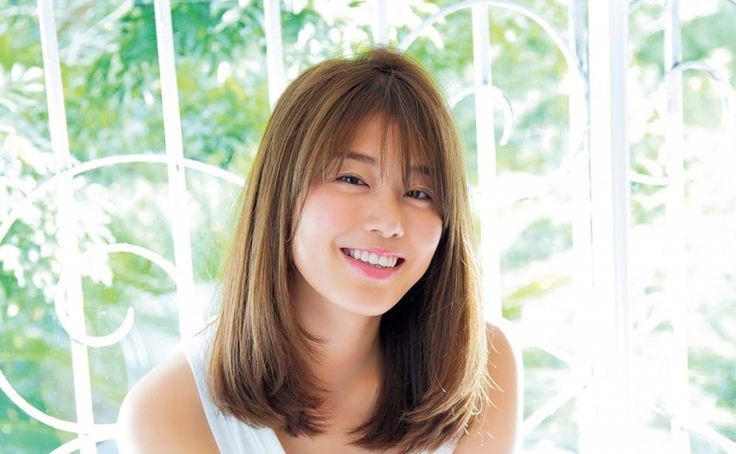 日本人女性が笑顔でこちらを見ている