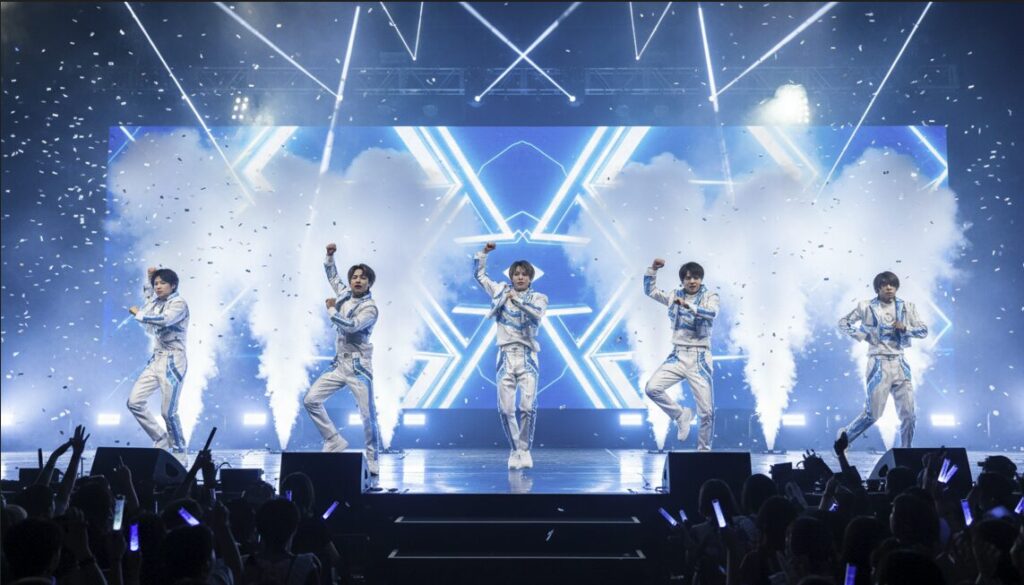 スピーディーなダンスナンバーを披露するSnow Manをイメージした華やかなステージパフォーマンス